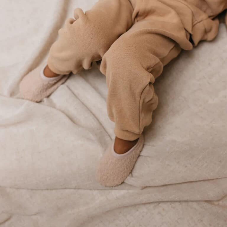 chaussons en sherpa de couleur ivoire de la marque mrs ertha