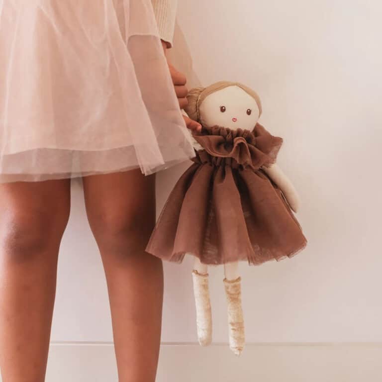 poupée maggie lu avec fillette