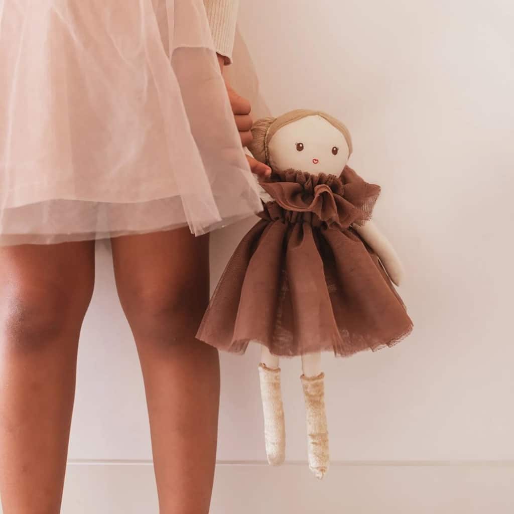 poupée maggie lu avec fillette