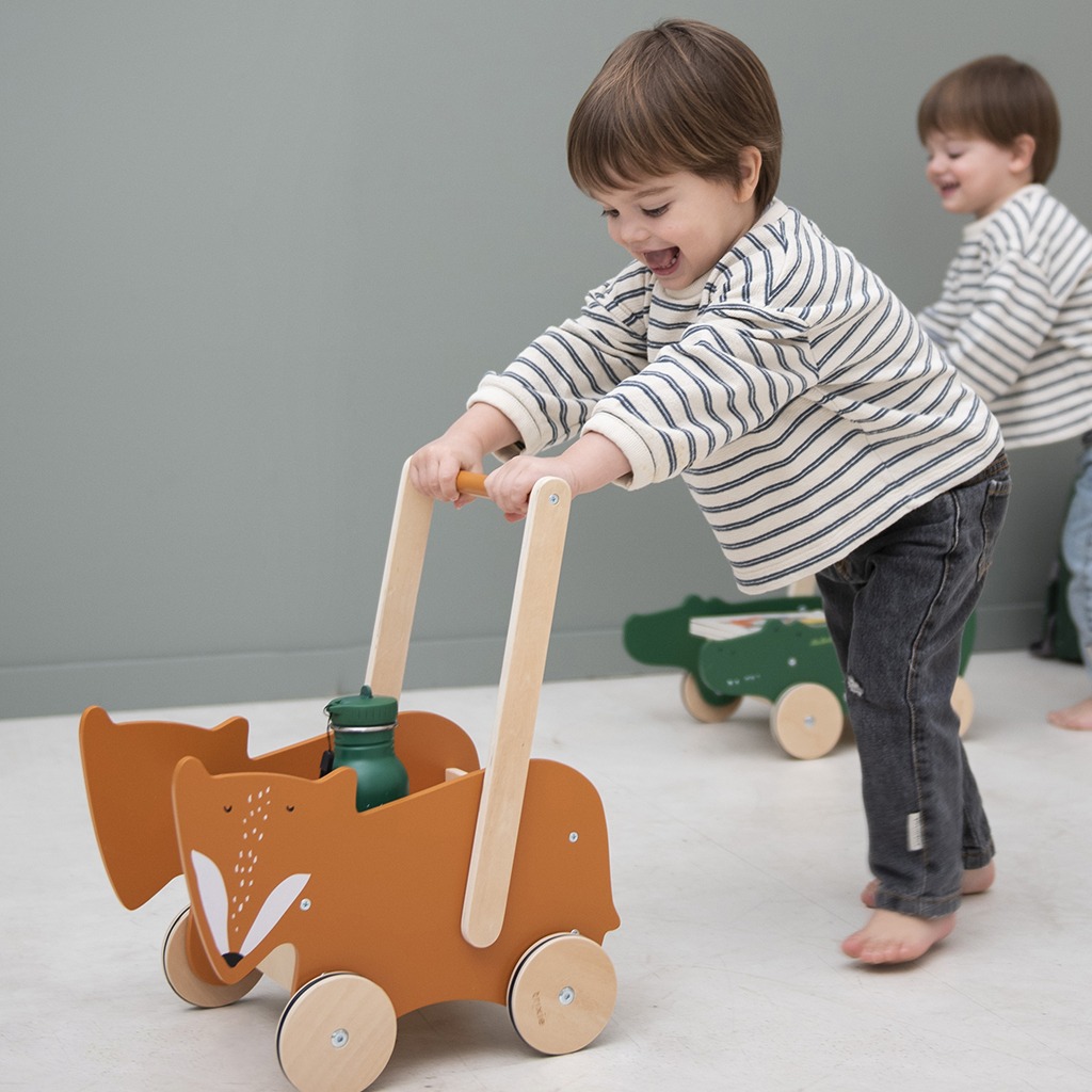 chariot à pousser mr renard en bois avec enfant
