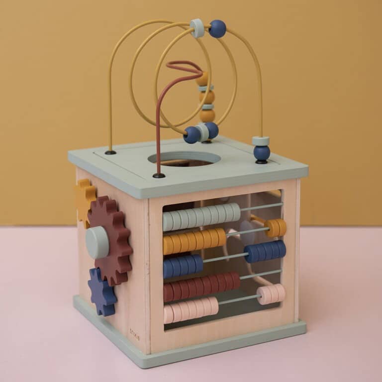 cube d'activités en bois sur fond jaune