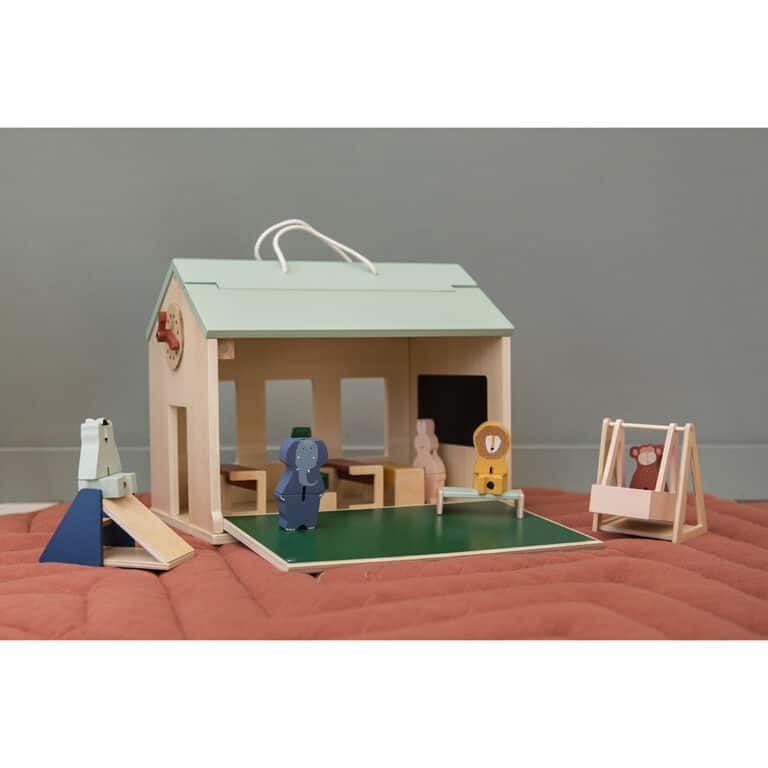 école en bois avec animaux sur tapis