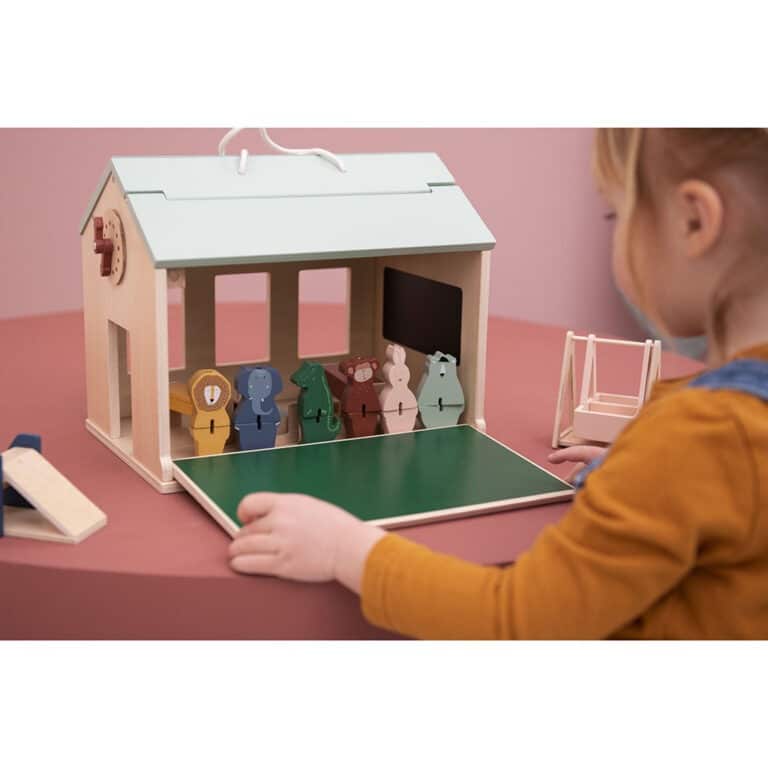 école en bois photo petite fille