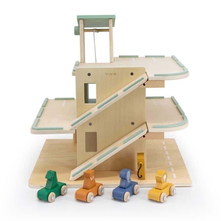 garage en bois avec animaux devant