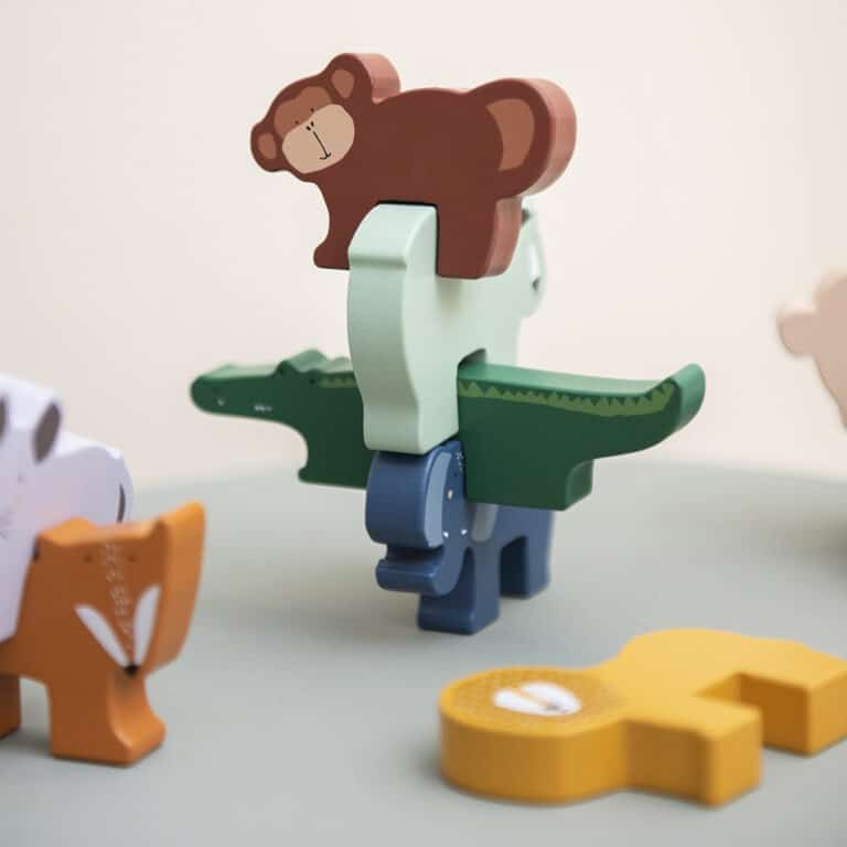 jeu d'empilage animaux en bois photo sur table