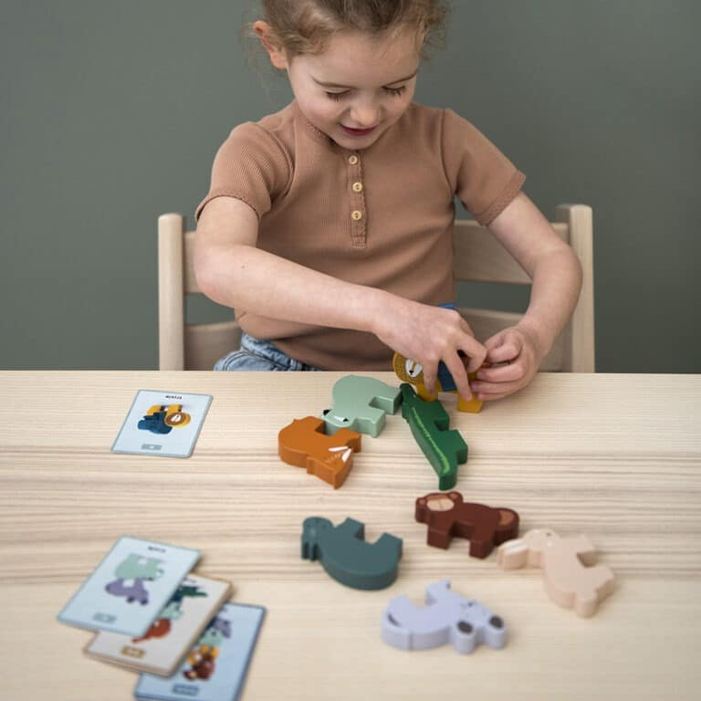 jeu d'empilage animaux en bois photo enfant qui joue