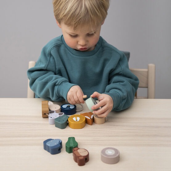 jeu de perles animaux en bois photo enfant qui joue