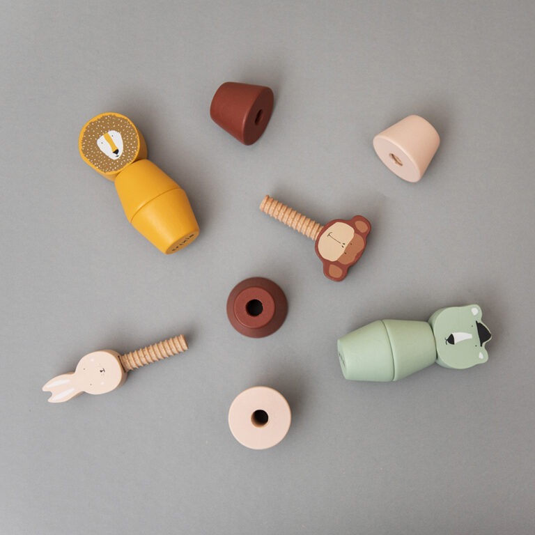 jeu vis animaux en bois sur fond gris