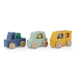 set de voiture en bois sur fond blanc