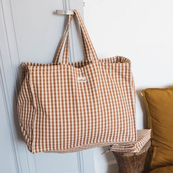 Un sac cabas week-end vichy de couleur brique de la marque gabrielle paris