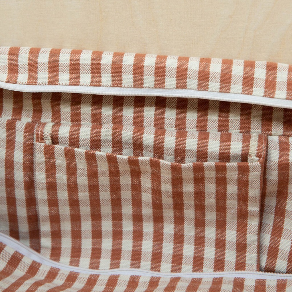 Un sac cabas week-end vichy de couleur brique de la marque gabrielle paris