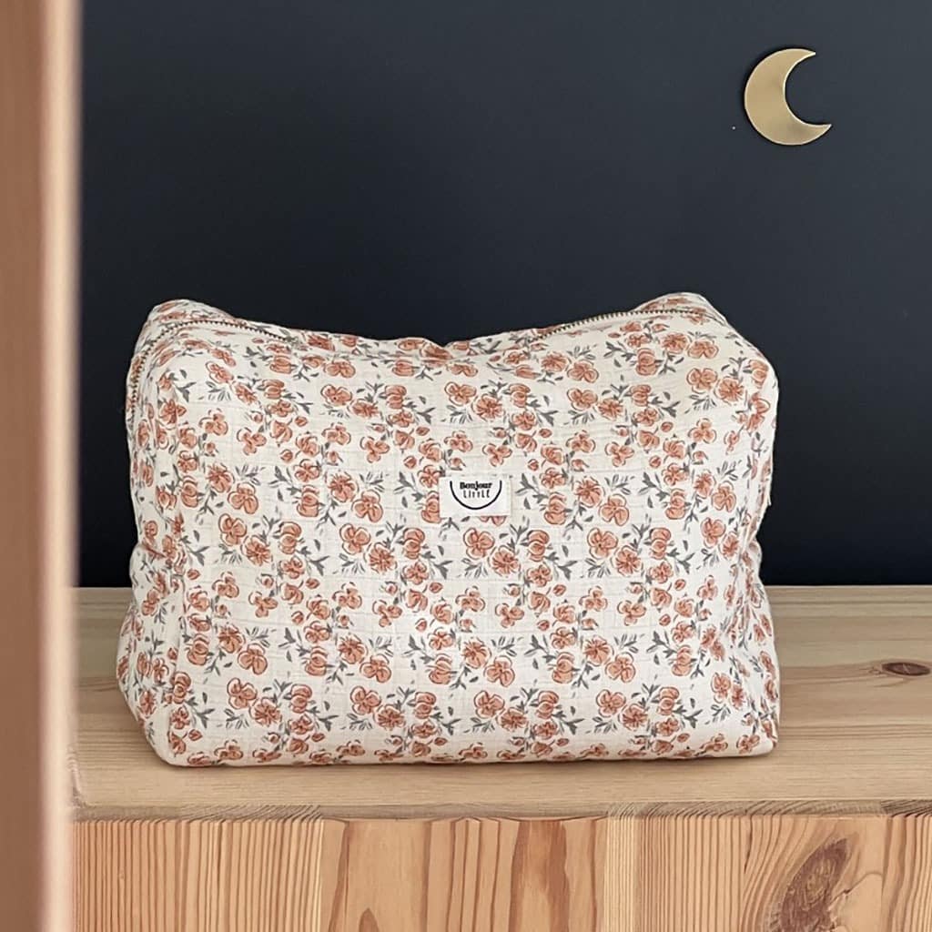 trousse toilette sur étagère