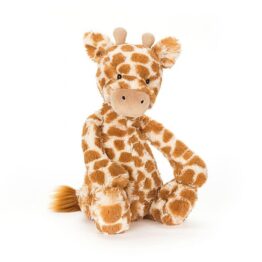 un doudou girafe Jellycat, vue de face sur fond blanc