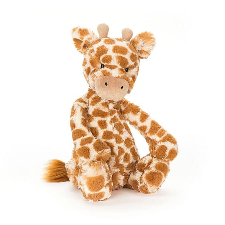 un doudou girafe Jellycat, vue de face sur fond blanc