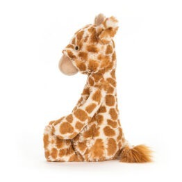 un doudou girafe Jellycat, vue de côté sur fond blanc