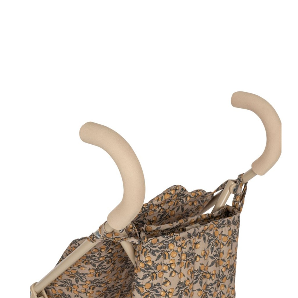 Une poussette pour poupées de la marque konges