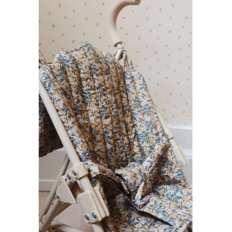 Une poussette pour poupées de la marque konges