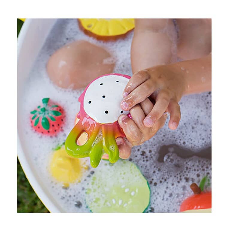 jouet de dentition fruit du dragon dans le bain