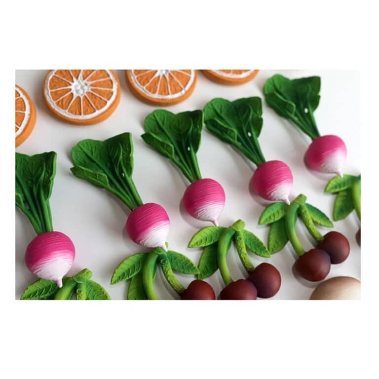 jouet de dentition ramona le radis avec d'autres jouets