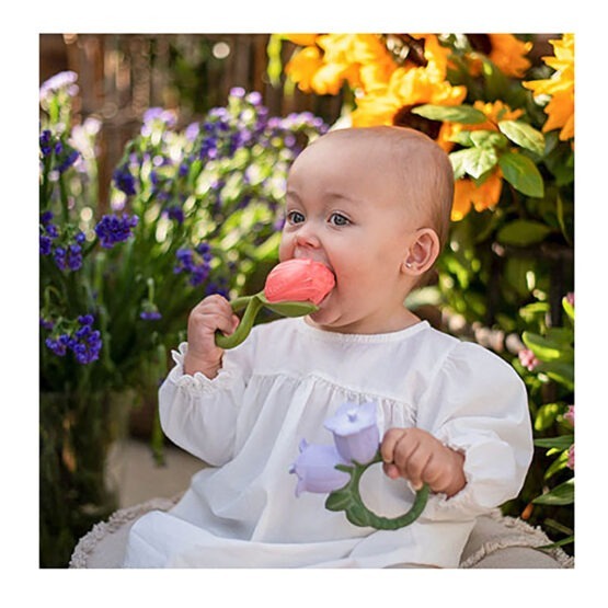 jouet de dentition theo la tulipe avec bébé qui machouille