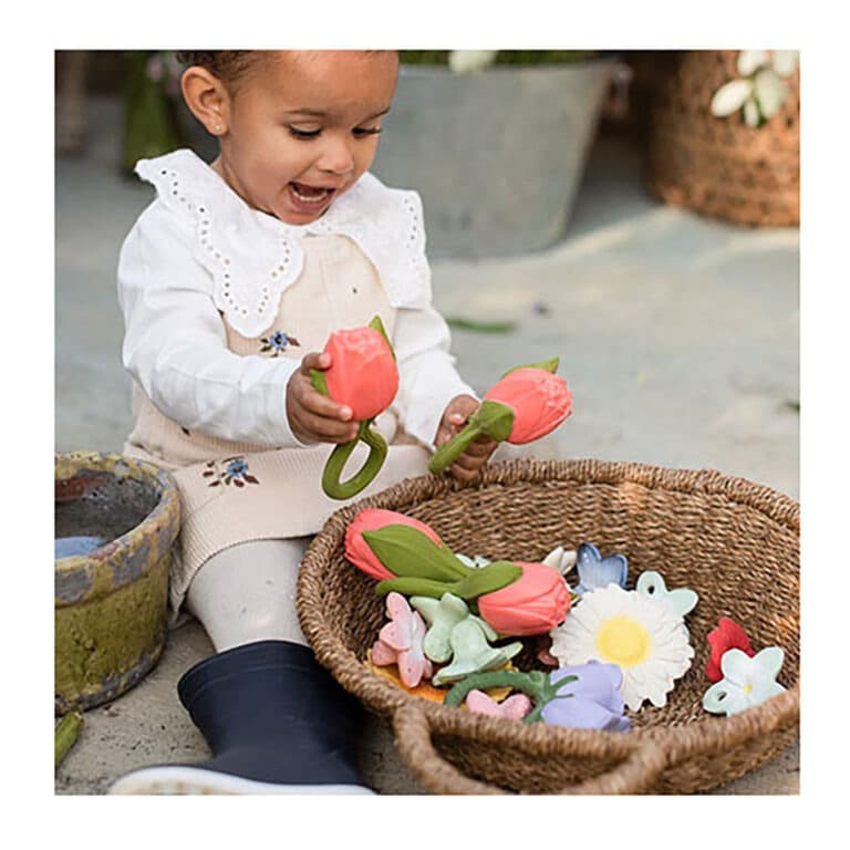 jouet de dentition theo la tulipe avec bébé qui joue