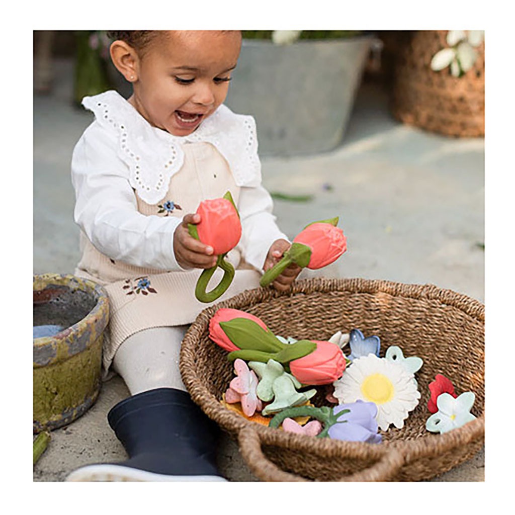 jouet de dentition theo la tulipe avec bébé qui joue