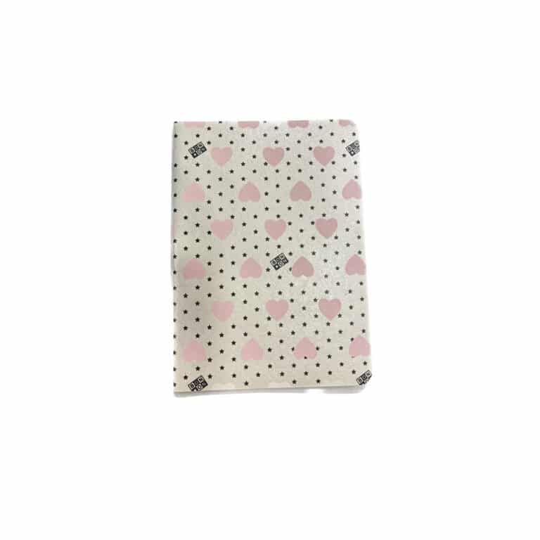 cahier gris avec des cœurs rose