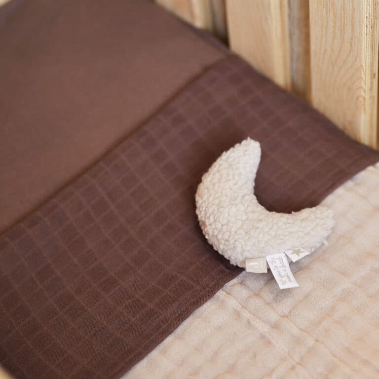 hochet lune nougat sherpa jollein ambiance