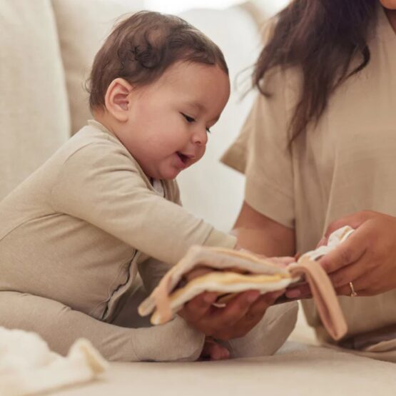 livre éveil bébé jollein ambiance avec maman