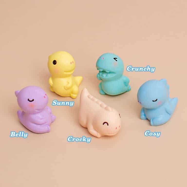 Un savon pour les mains avec une figurine à l'intérieur de la marque kindy soap