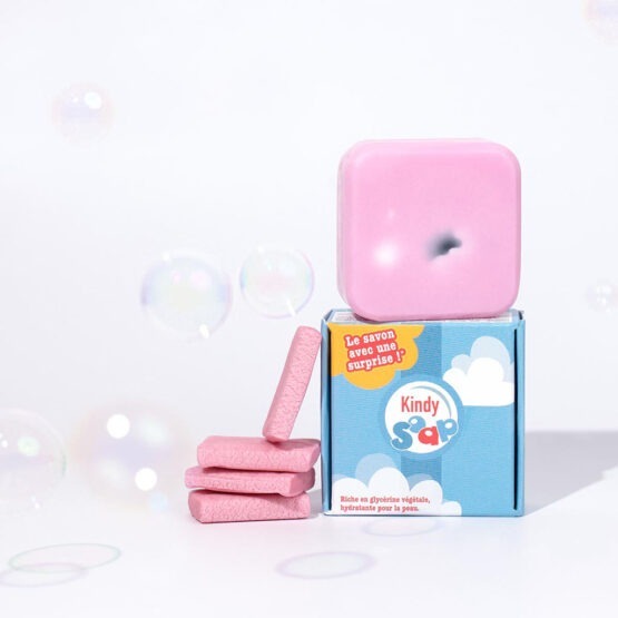 Un savon pour les mains avec une figurine à l'intérieur de la marque kindy soap