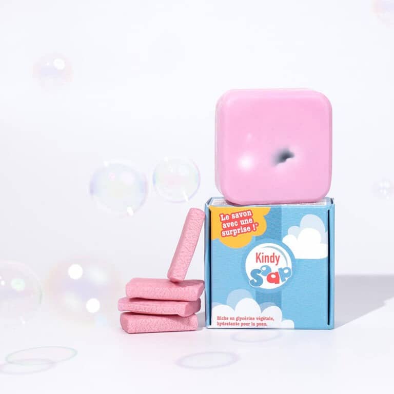 Un savon pour les mains avec une figurine à l'intérieur de la marque kindy soap