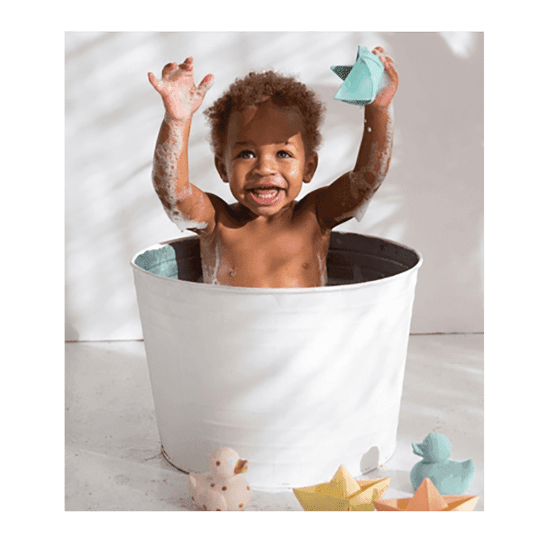 jouet de dentition bateau origami avec bébé dans le bain