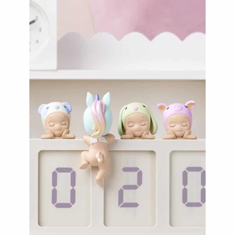 Les Sonny Angel Hippers Dreamy s'accrochent sur un téléphone, un cadre...