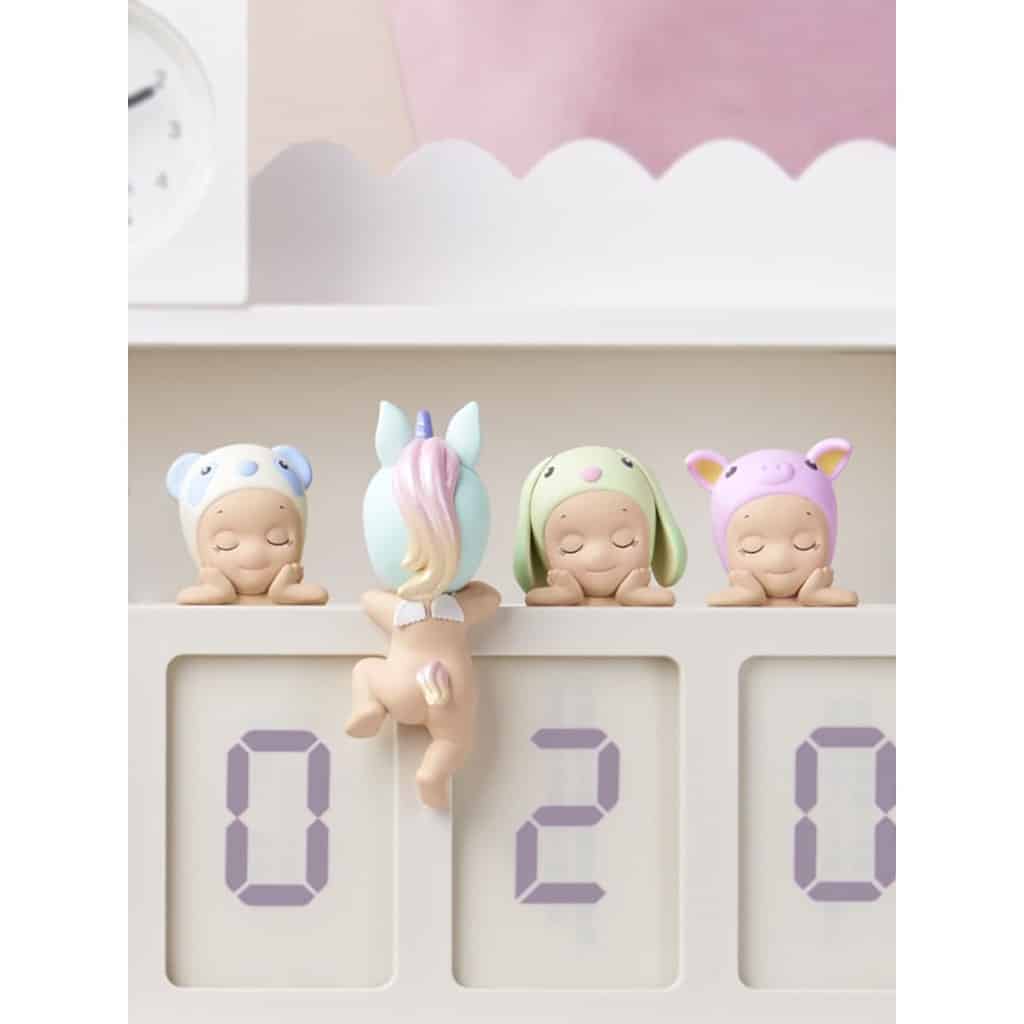 Les Sonny Angel Hippers Dreamy s'accrochent sur un téléphone, un cadre...