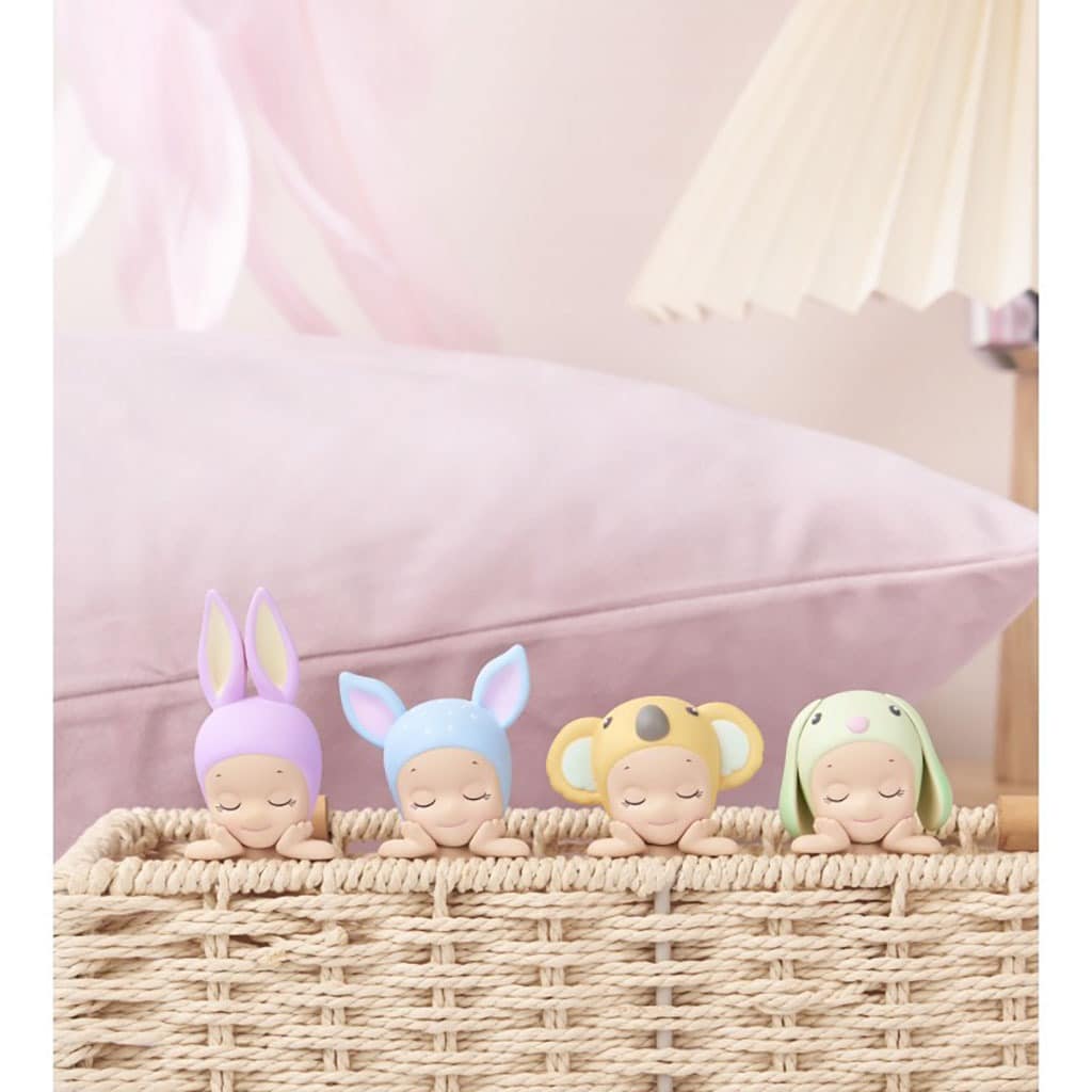 Les Sonny Angel Hippers Dreamy s'accrochent sur un téléphone, un cadre...