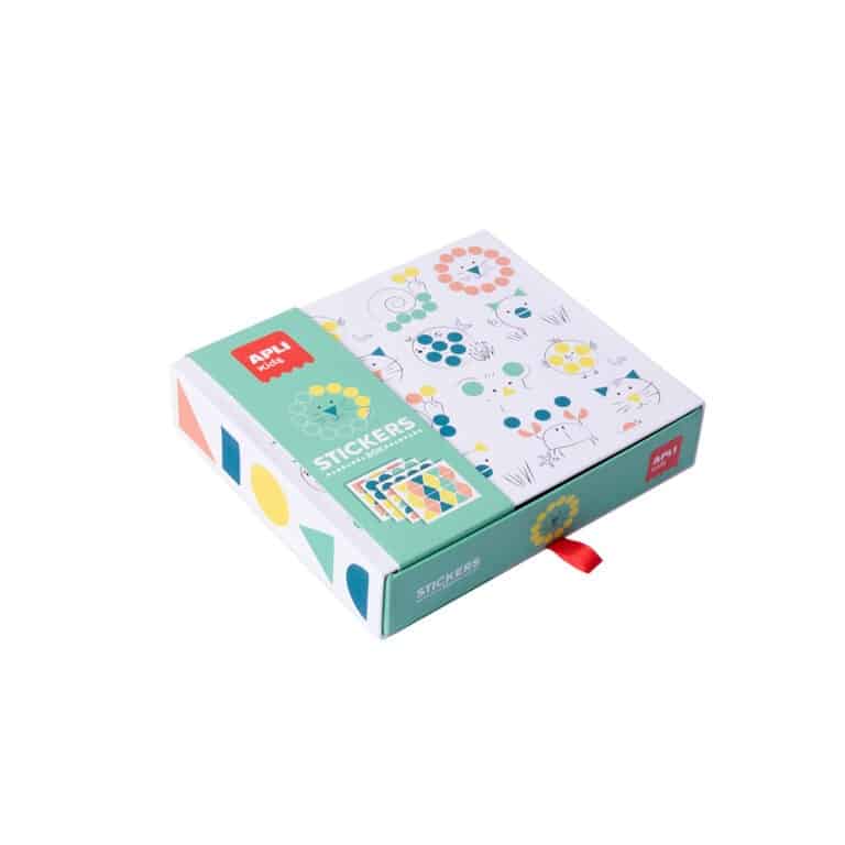 Un coffret de gommettes vue de face sur fond blanc