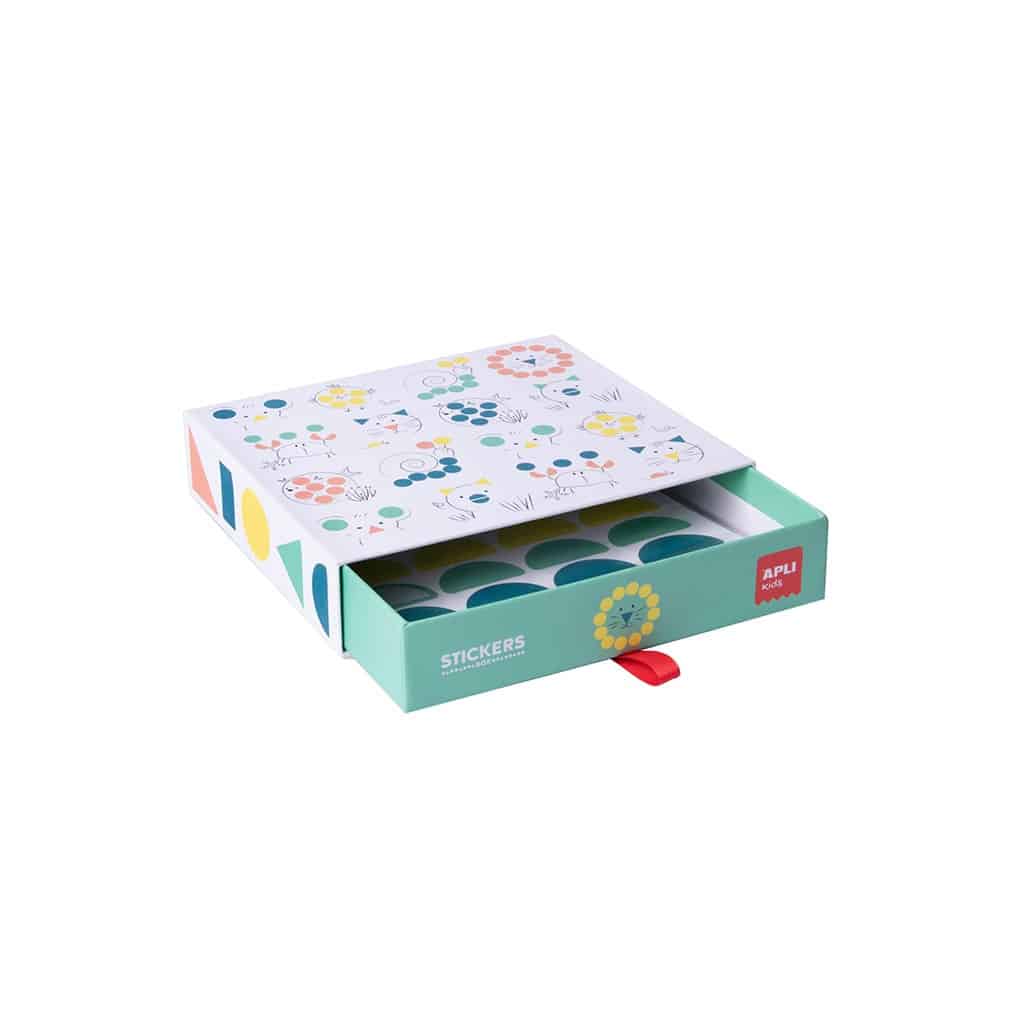 Un coffret de gommettes vue de face sur fond blanc