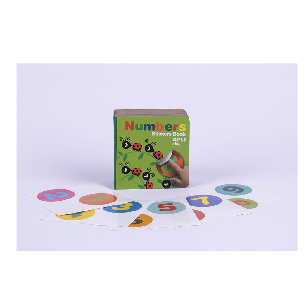 Coffret gommettes et livre vue de face sur fond blanc