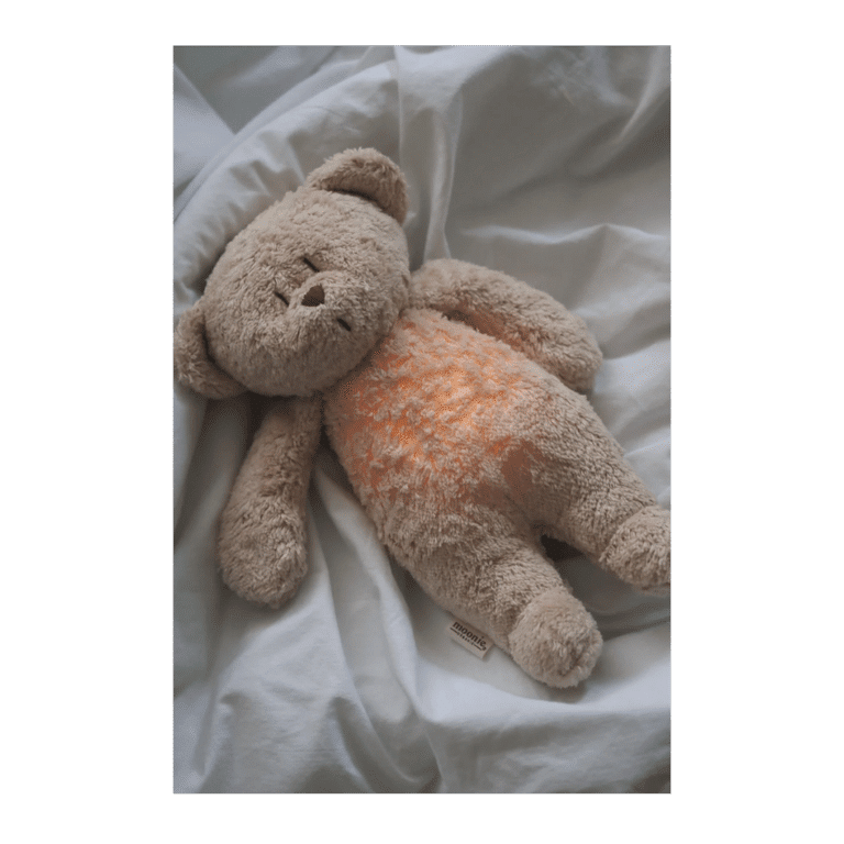 moonie l'ourson magique sable bb&co photo ourson sur lit bébé monnie ourson sable avec bébé endormi - Peluche Moonie l’ourson magique, veilleuse sensorielle avec sons apaisants et respiration simulée, parfaite en cadeau de naissance - peluche lumineuse, peluche aide dormir, peluche bruits blanc, doudou lumineux, doudou peluche, doudou Noël 2025