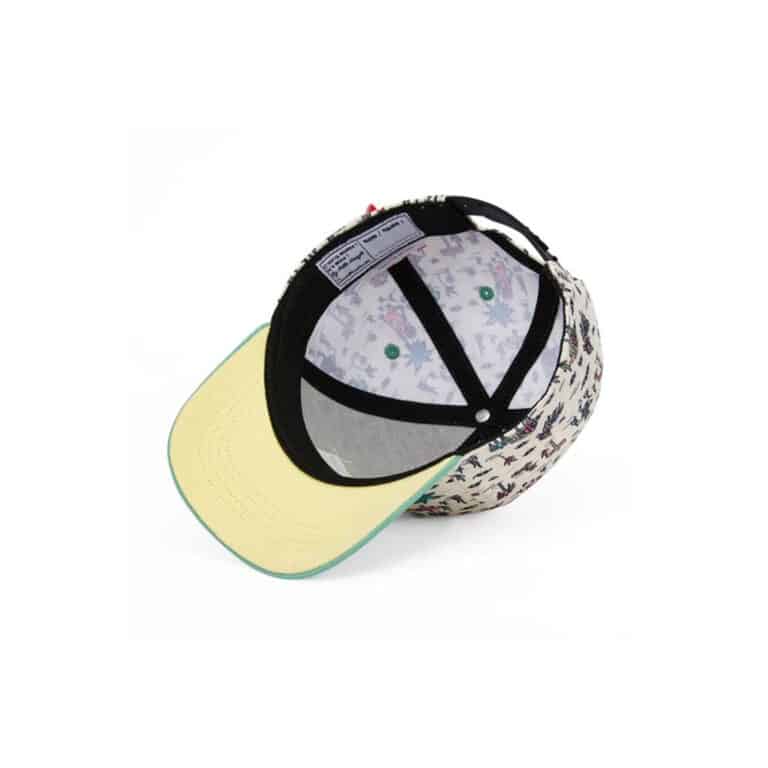 casquette vue de dessous sur fond blanc