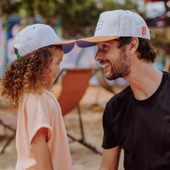 casquettes enfant et papa portées