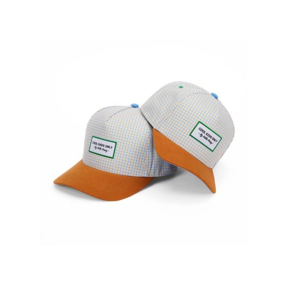 casquettes papa et enfant sur fond blanc