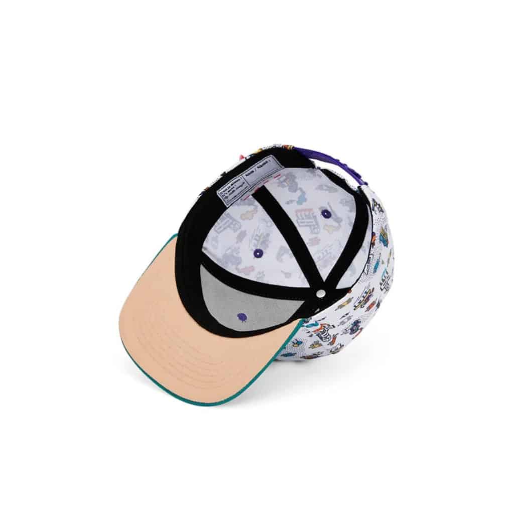 casquette vue de dessous sur fond blanc