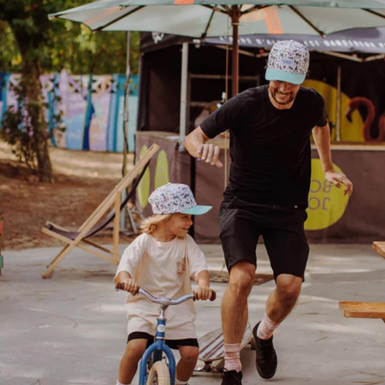 casquettes enfant et papa portées
