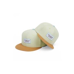Casquettes vue de face sur fond blanc