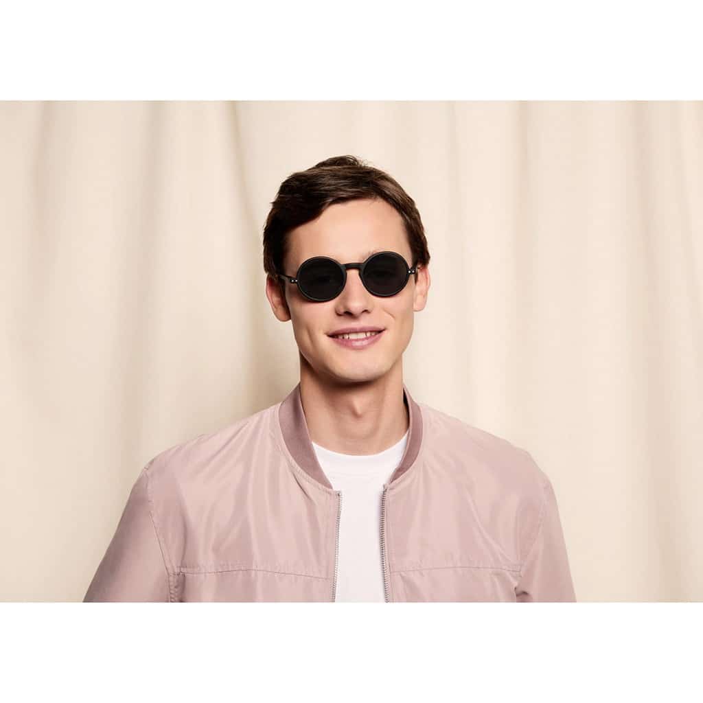 Lunettes de soleil izipizi portée sur fond blanc