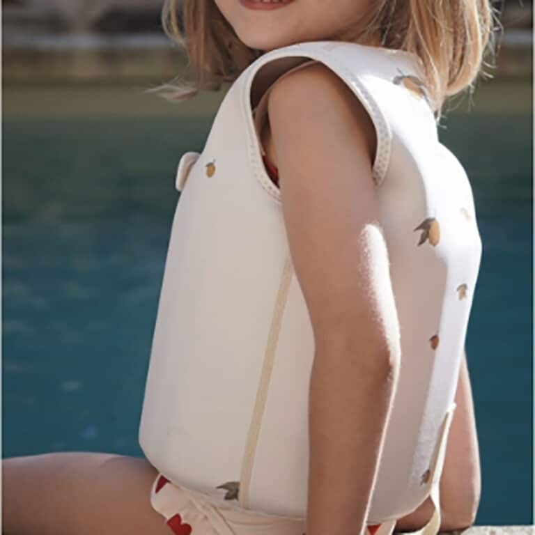 un gilet de natation néoprène citrons de la marque Konges Sløjd.