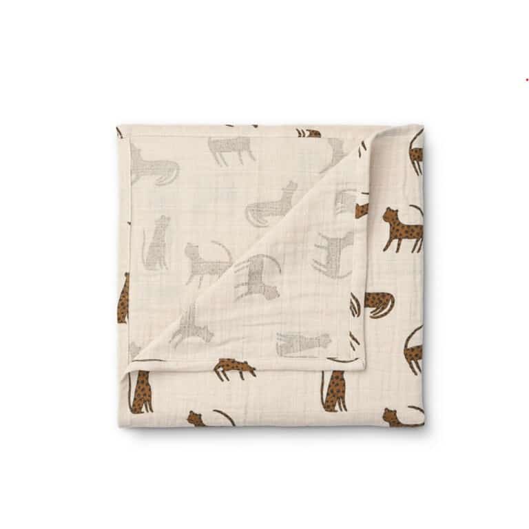 Un grand lange sur fond blanc