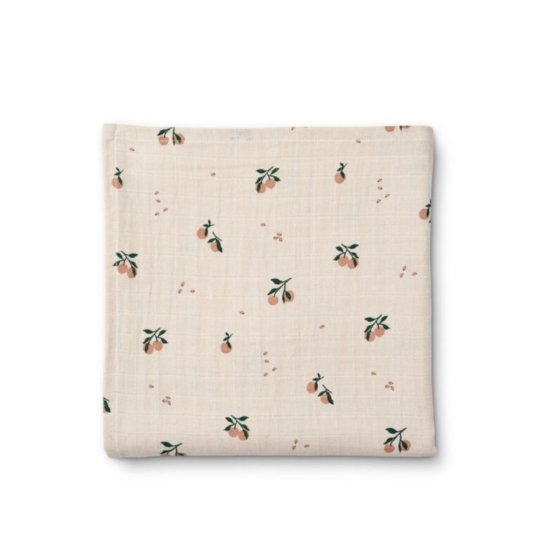 Un grand lange sur fond blanc